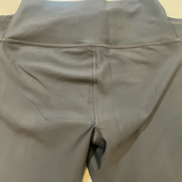 Alo leggings in dark gray/silver (anthracite) worn a few x no piling. - Picture 4 of 5